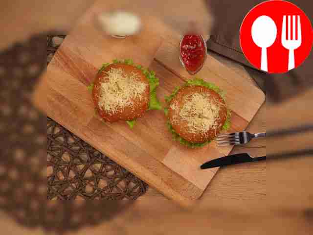 Соусы к бургеру можно подать отдельно в...