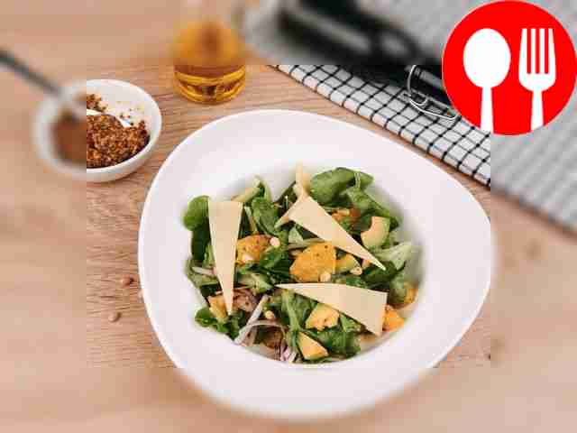 Салат с авокадо, апельсином и медовой заправкой