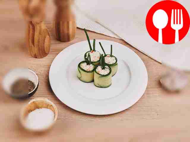 Рулетики из огурца с крабовой начинкой