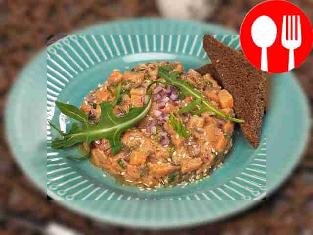 Тартар из лосося с луком