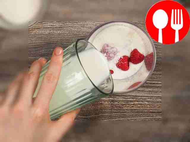 Приготовьте малиновый напиток на молочной...