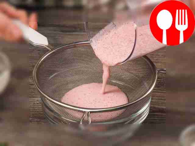 Смешайте ингредиенты. Перелейте малиновое...