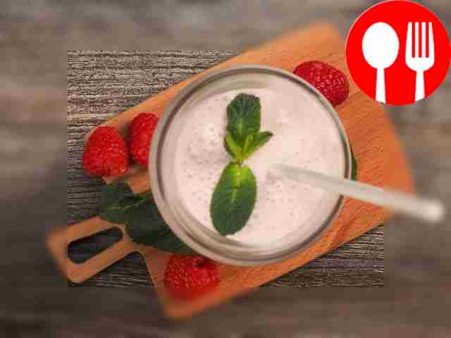 Подавайте коктейль на молоке с малиной сразу...