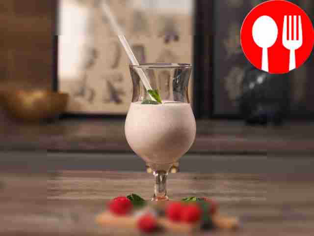 Молочный коктейль с малиной