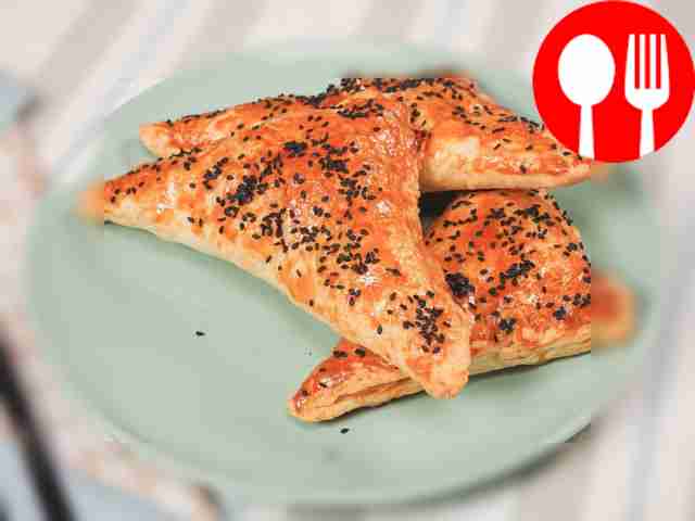 Самса из слоеного теста с курицей