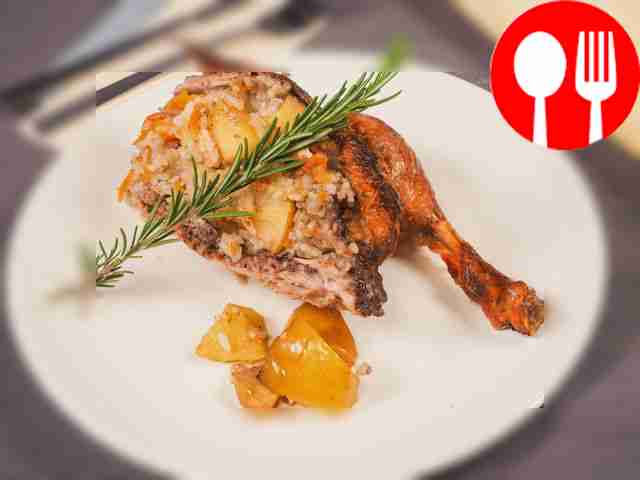 Запеченная утка с яблоками и соевым соусом