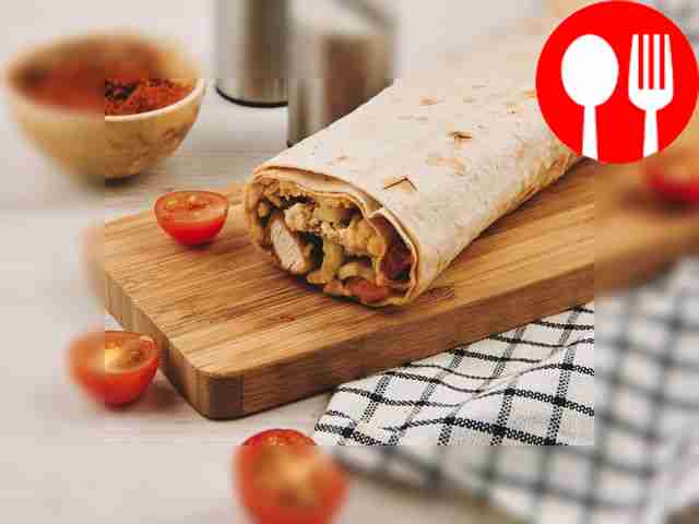 Ролл со стрипсами и розовым соусом