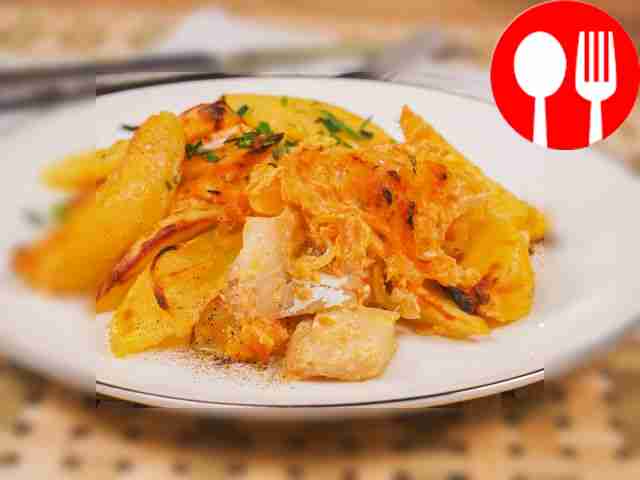 Запеченный минтай в сметане с картошкой