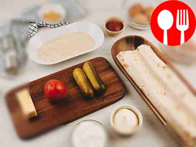 Вымойте овощи и яйца. Куриное филе ополосните...