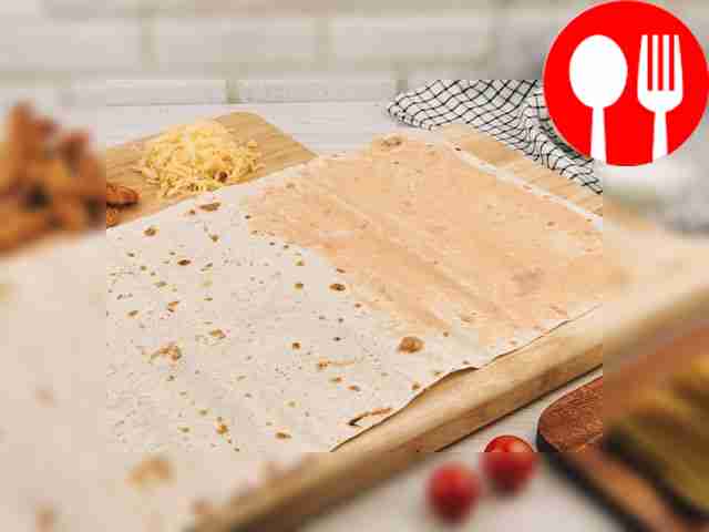 Соберите ролл: разложите лаваш на ровной...