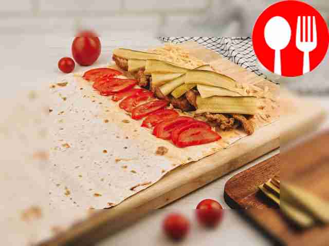 Сверху на курицу положите омлет, а на него — овощи.