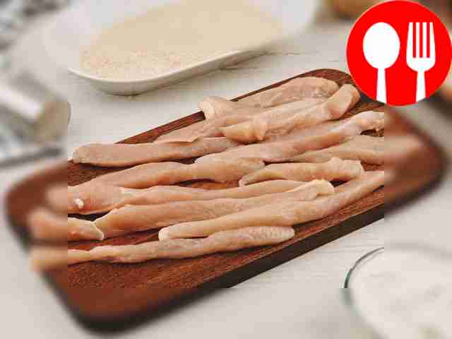 Порежьте куриную грудку на длинные бруски...