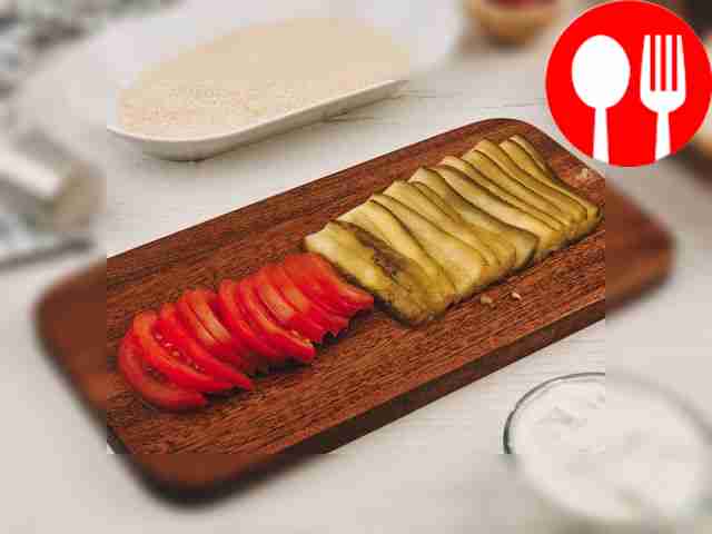 Огурцы нашинкуйте тонкими ломтиками, а...