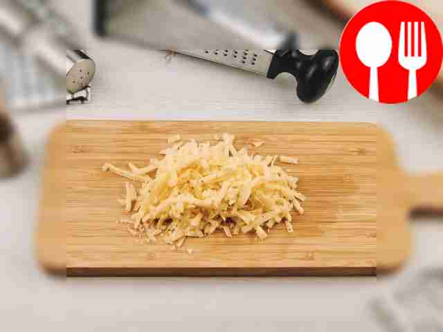 Измельчите сыр на крупной тёрке.