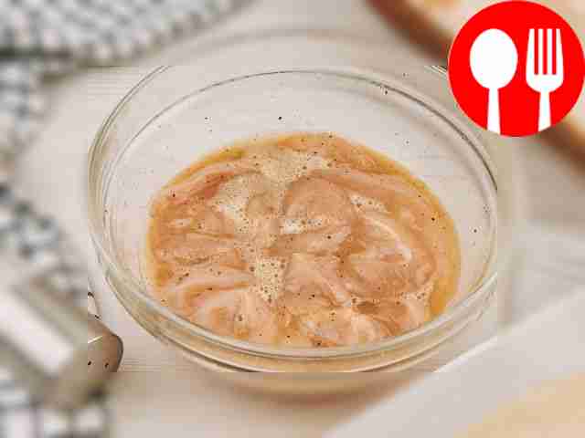Сделайте кляр для курицы: разбейте яйцо в...