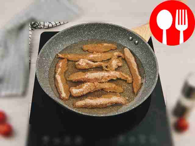 Высыпьте панировочные сухари на плоскую...