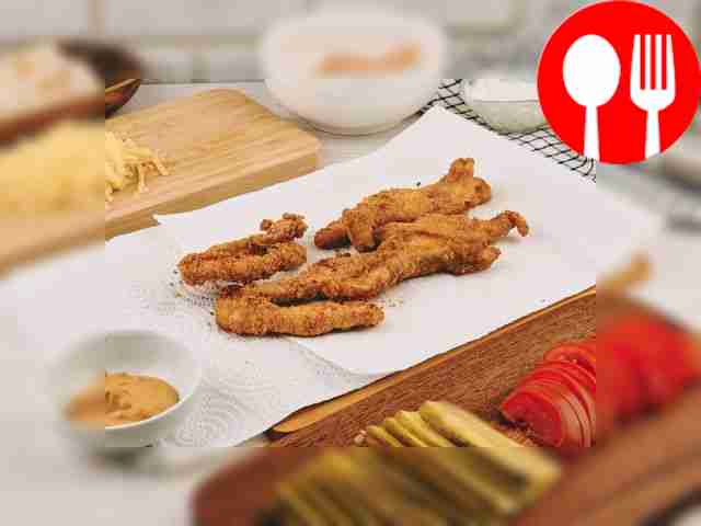 - Готовые стрипсы переложите на бумажные...