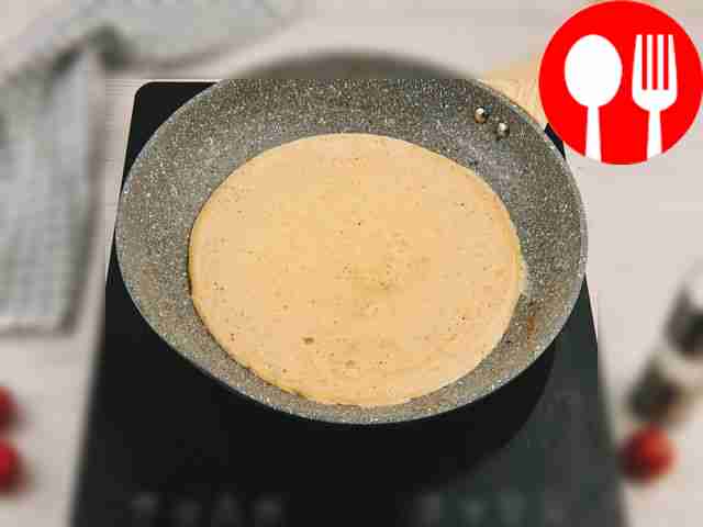 Приготовьте омлет: разбейте в миску оставшиеся...