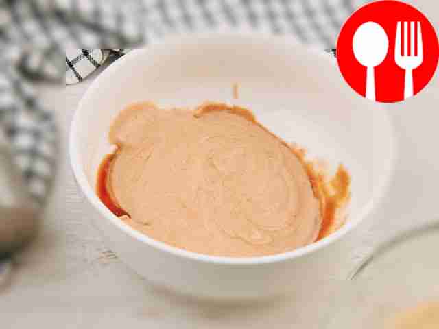 Для приготовления соуса в миске соедините...