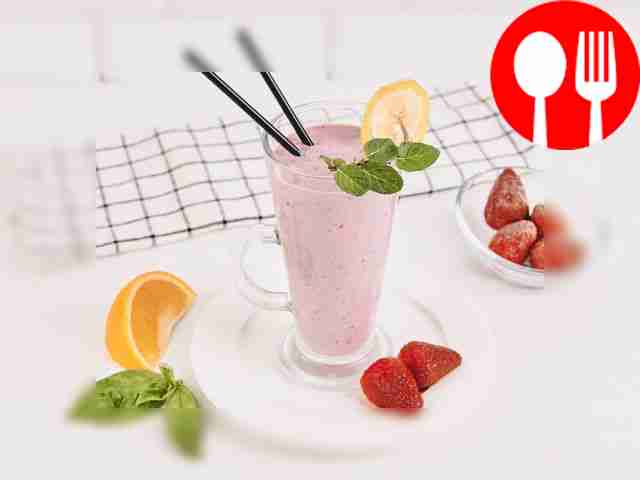 Банановый смузи с клубникой и апельсиновым соком