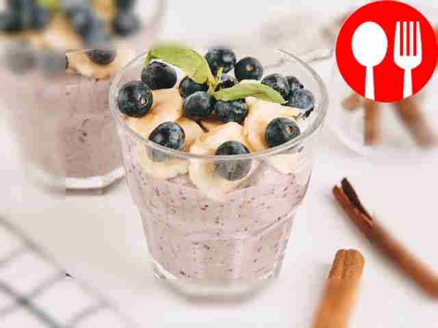 Банановый смузи с голубикой и корицей