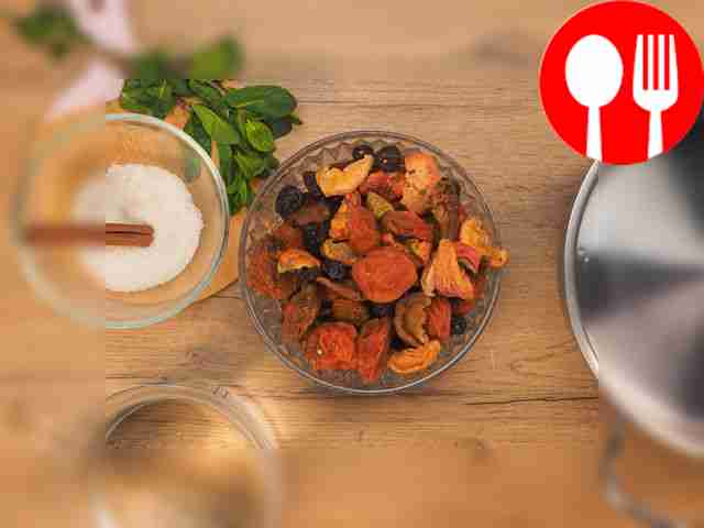 Подготовьте ингредиенты и кастрюлю, разложите...