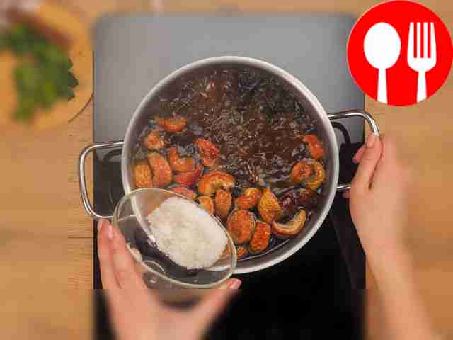 Приготовьте компот. В кипящую воду засыпьте...