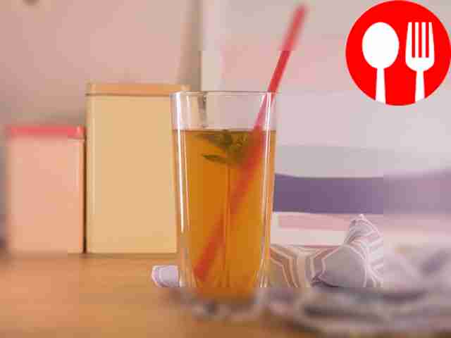 Разлейте готовый компот по стаканам и украсьте...