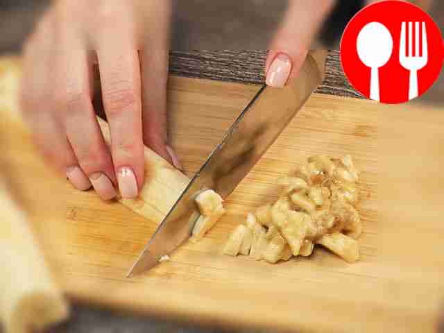 Из холодильника выньте яйца, хорошо их помойте...