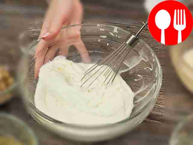 Сделайте крем из яичных желтков. Осторожно...