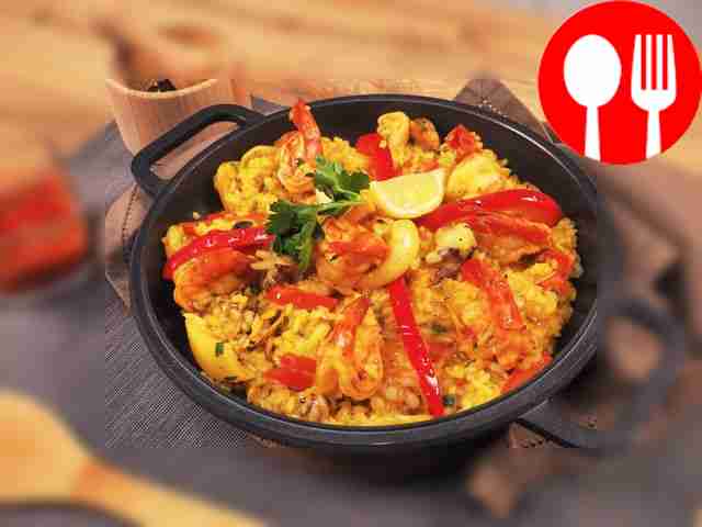 Паэлья с креветками, кальмарами, мидиями и каракатицей