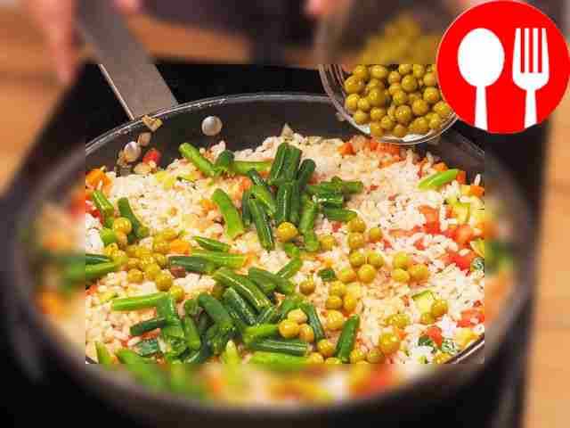 Сделайте паэлью: разогрейте масло в глубокой...