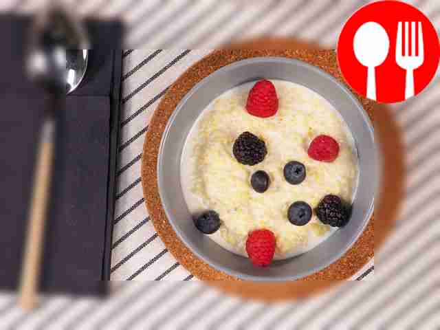 Пшенная каша на молоке с ягодами