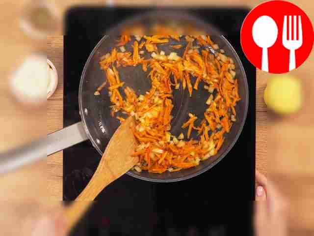 Приготовьте зажарку: лук и морковь нарежьте...