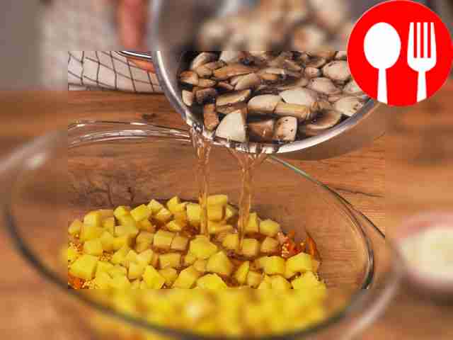 Смешайте продукты. Нарежьте картофель на...