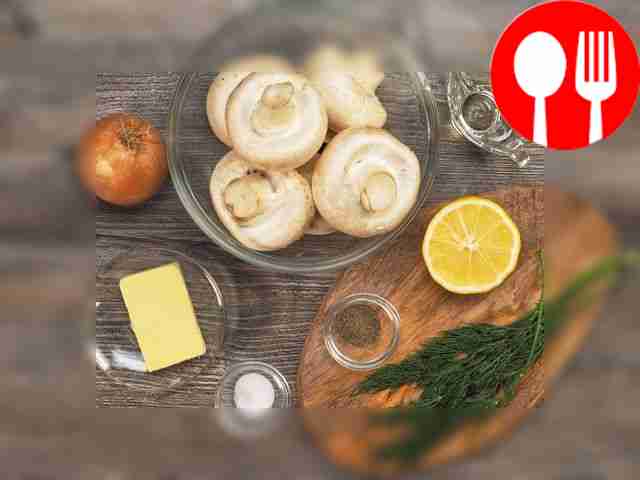 Разложите шампиньоны в глубокий дуршлаг и...