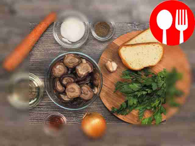 Выложите грузди в дуршлаг и промойте их...