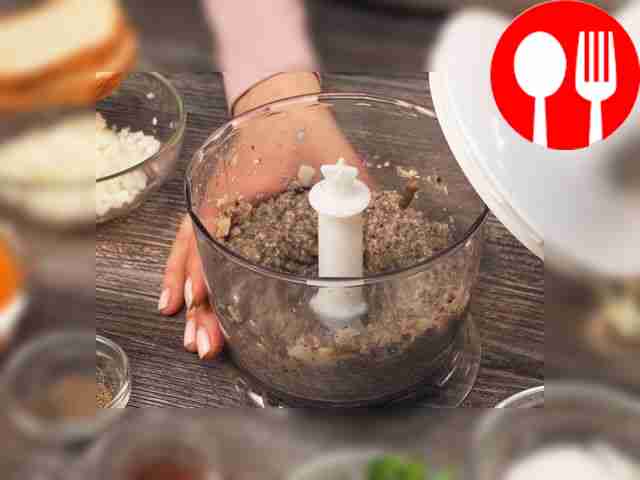 Приготовьте икру из груздей. Обжарьте на...