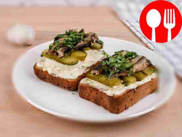 Бутерброды со шпротами, яйцом и маринованными огурчиками