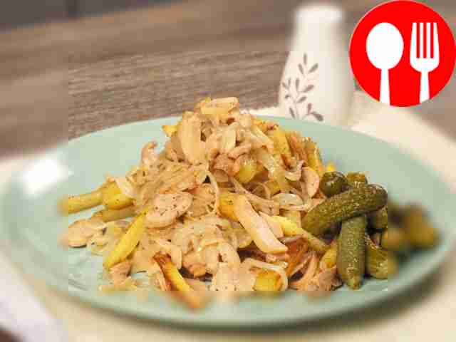 Жареный картофель с консервированными шампиньонами на сковороде