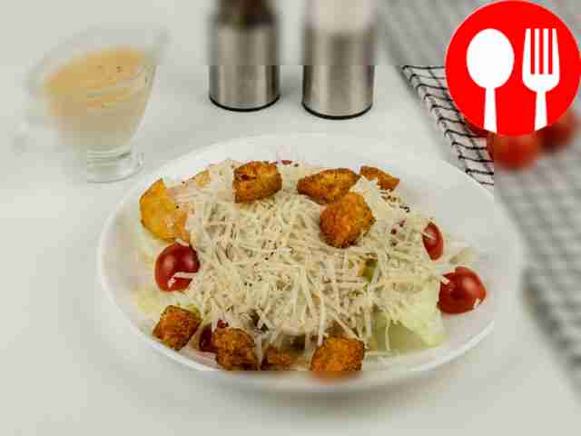 Салат «Цезарь» с курицей и помидорами черри