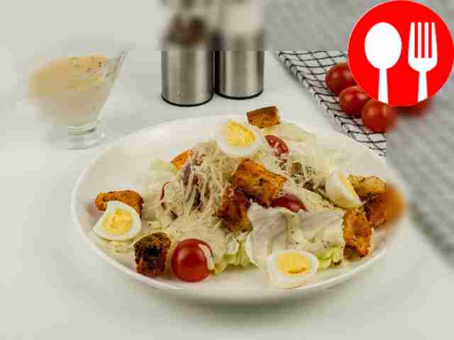 Салат «Цезарь» с перепелиными яйцами