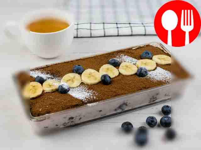 Слоеный десерт с клубникой, бананом и кремом