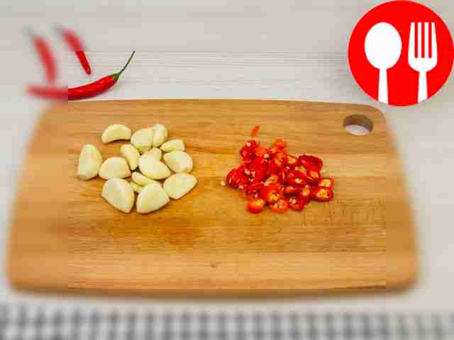 Красный перец мелко нарежьте отдельно; его...