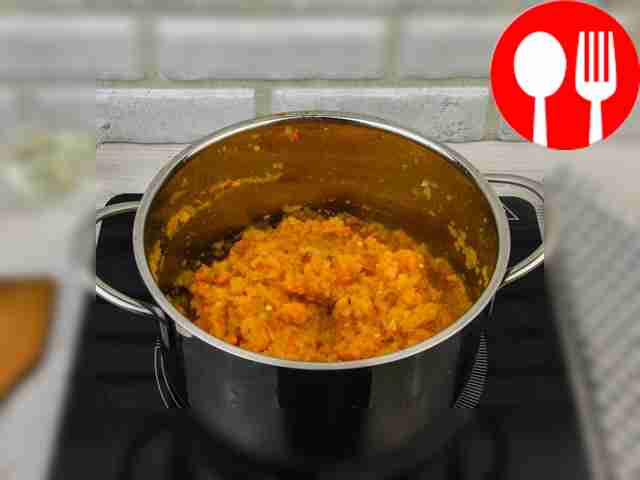 Переложите измельчённые овощи в кастрюлю,...