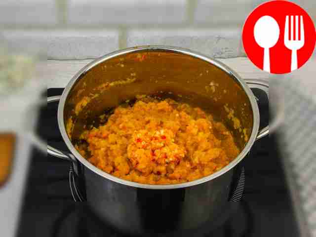 Не снимая с плиты, постепенно добавляйте...