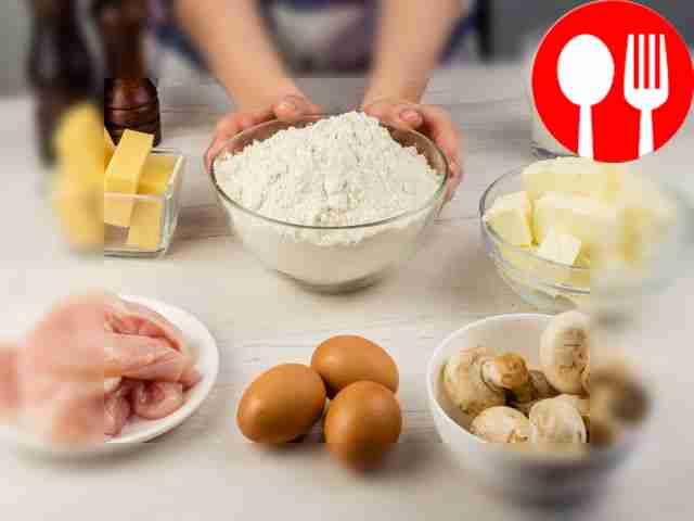 Промойте куриное филе и промокните его...