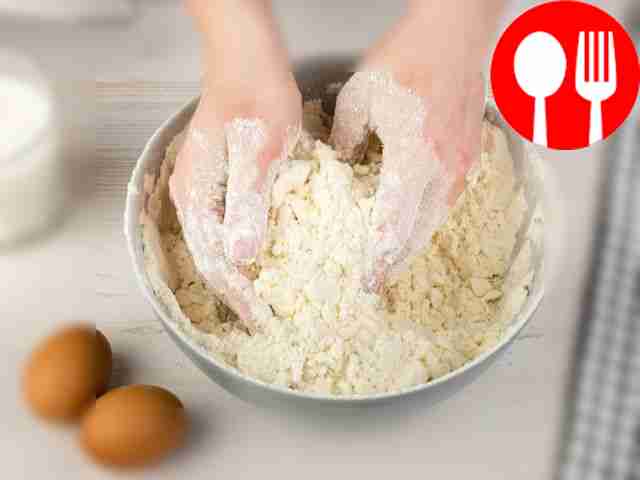 В глубокой миске смешайте муку со сливочным...