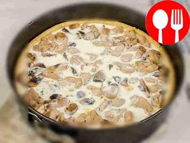 Полейте курицу и грибы смесью из сливок и яиц.