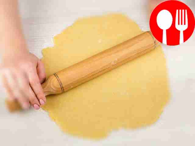 Раскатайте тесто до толщины 3–4 мм и уложите...